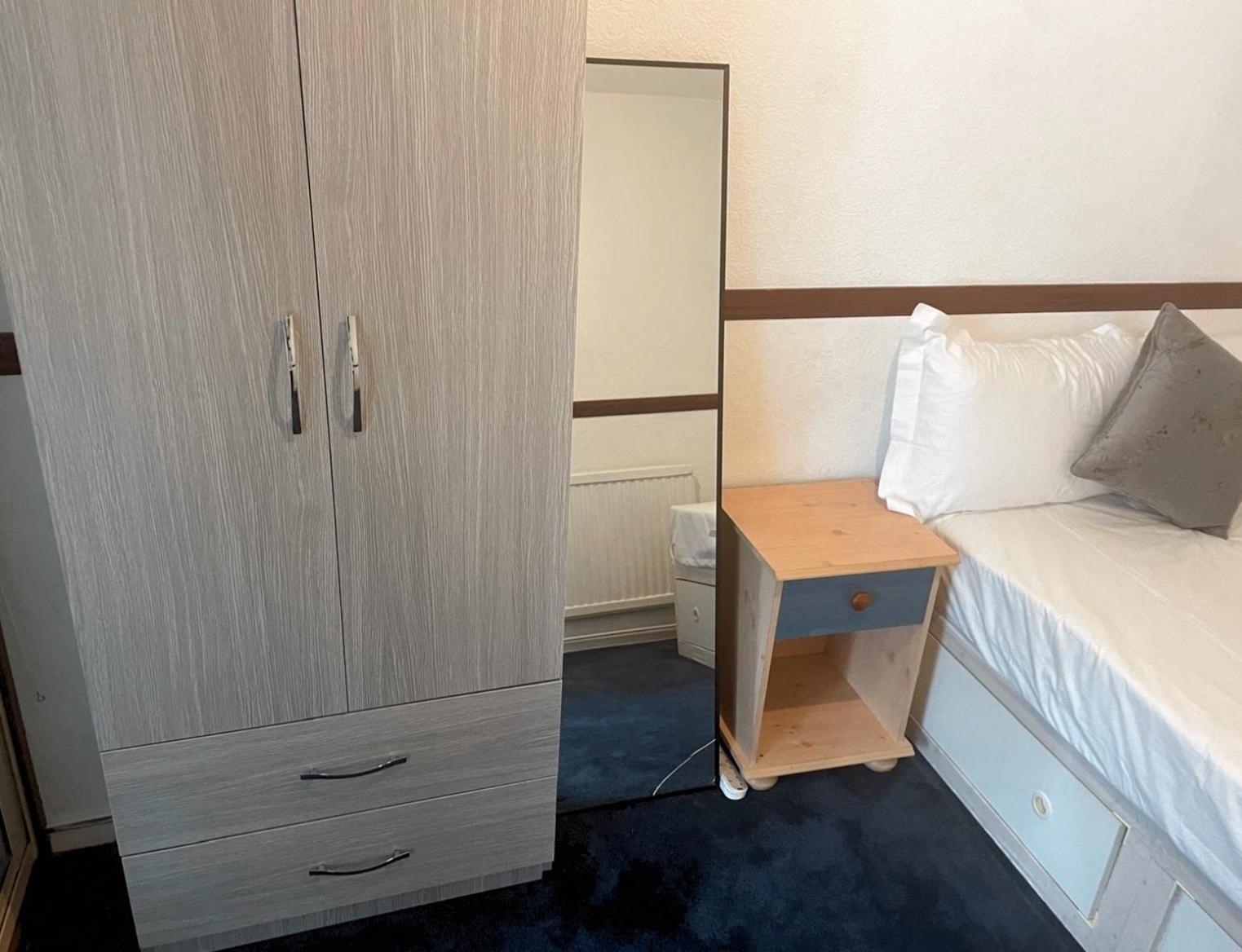 Olives Stay Romford Extérieur photo